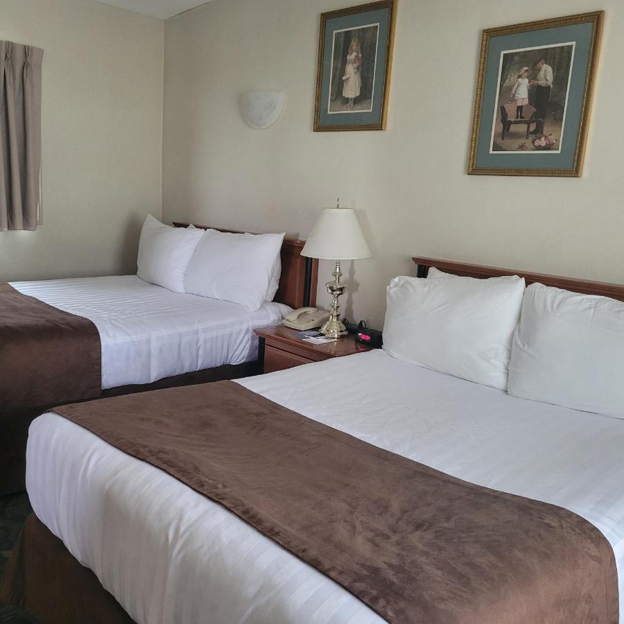 Travelodge By Wyndham Niagara Falls At The Falls Cataratas do Niágara Exterior foto