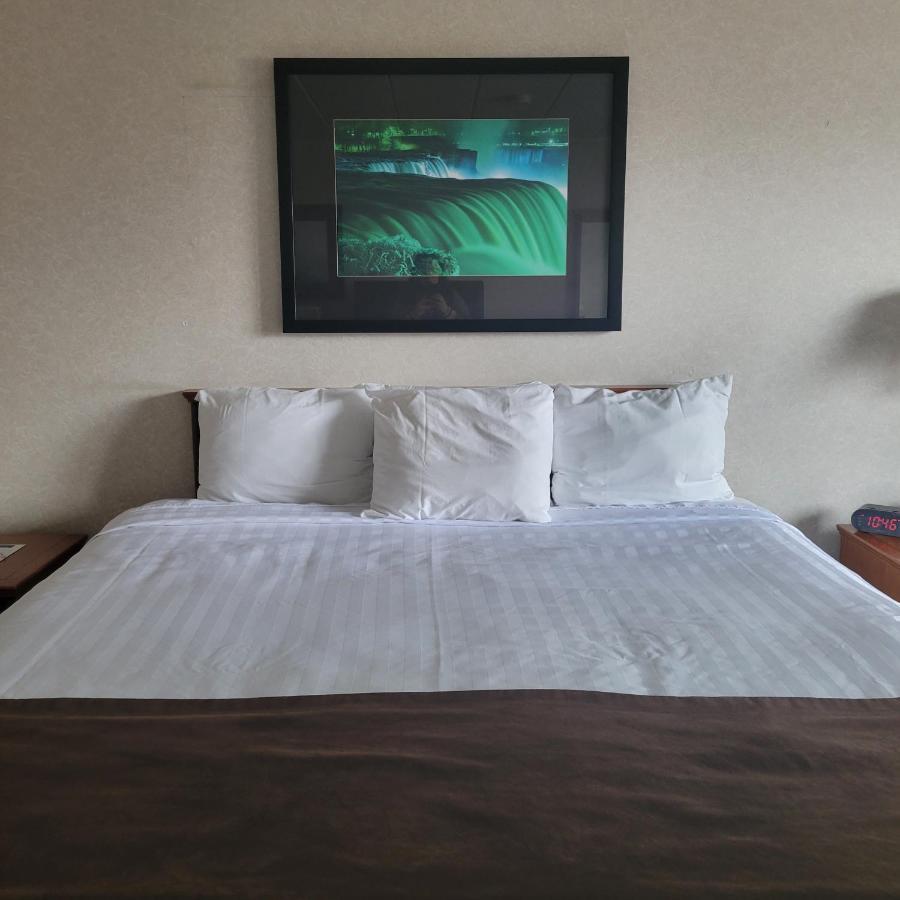Travelodge By Wyndham Niagara Falls At The Falls Cataratas do Niágara Exterior foto