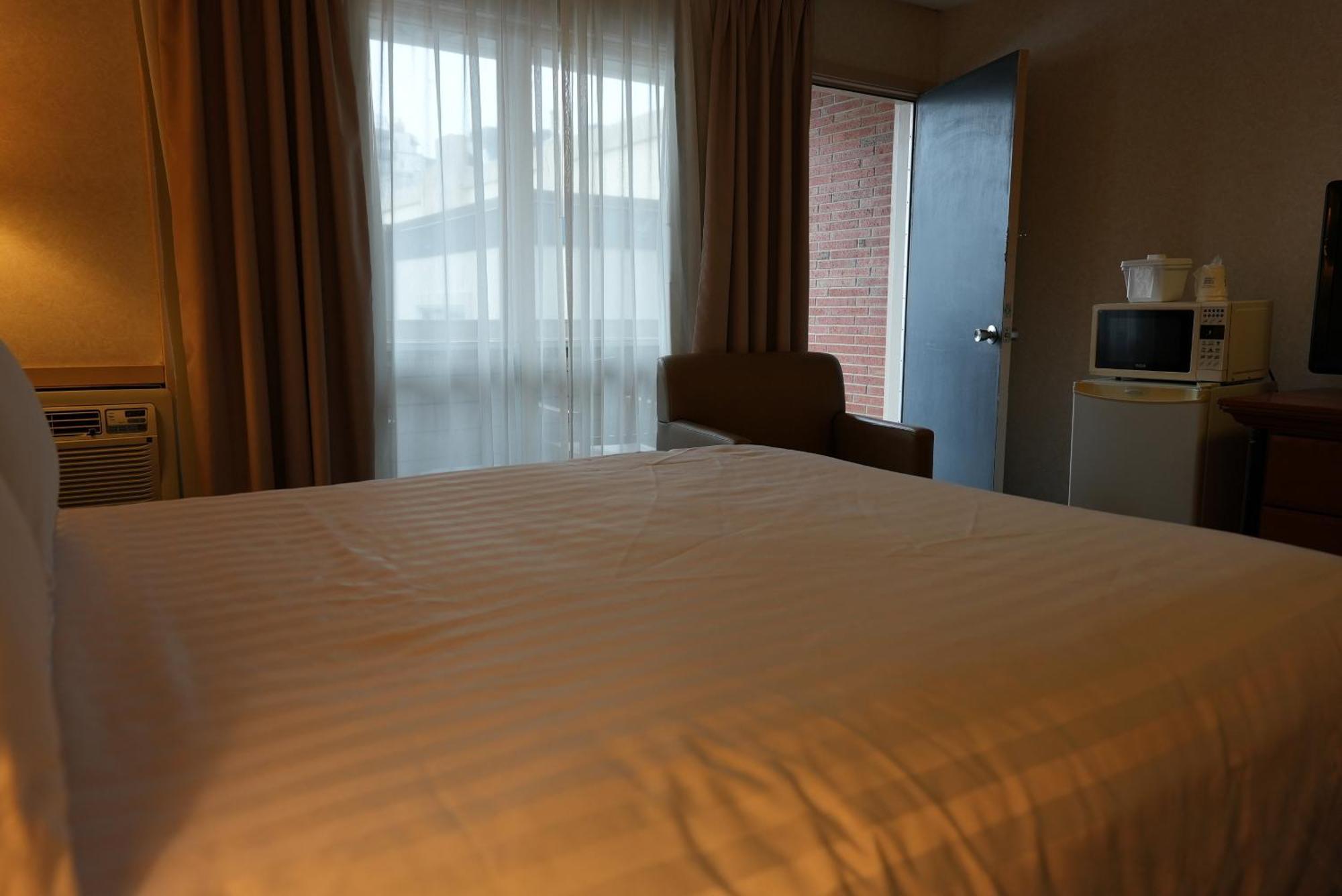 Travelodge By Wyndham Niagara Falls At The Falls Cataratas do Niágara Exterior foto