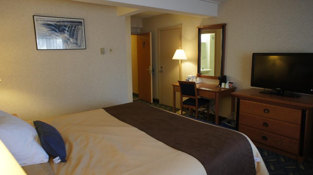 Travelodge By Wyndham Niagara Falls At The Falls Cataratas do Niágara Exterior foto