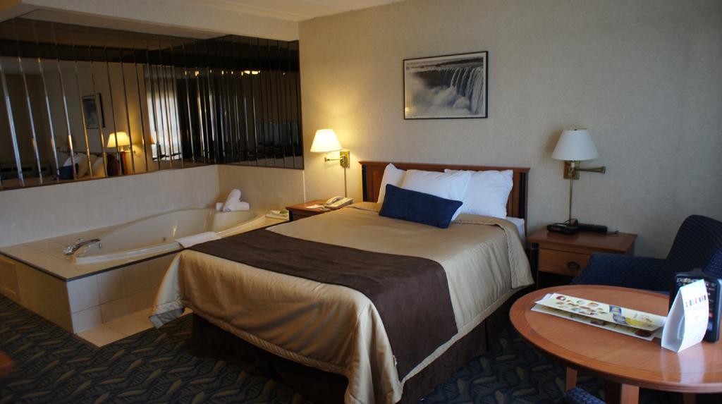 Travelodge By Wyndham Niagara Falls At The Falls Cataratas do Niágara Exterior foto